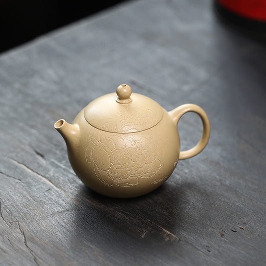 White Beauty – Yixing Zisha Teapot by Fan Qinjun