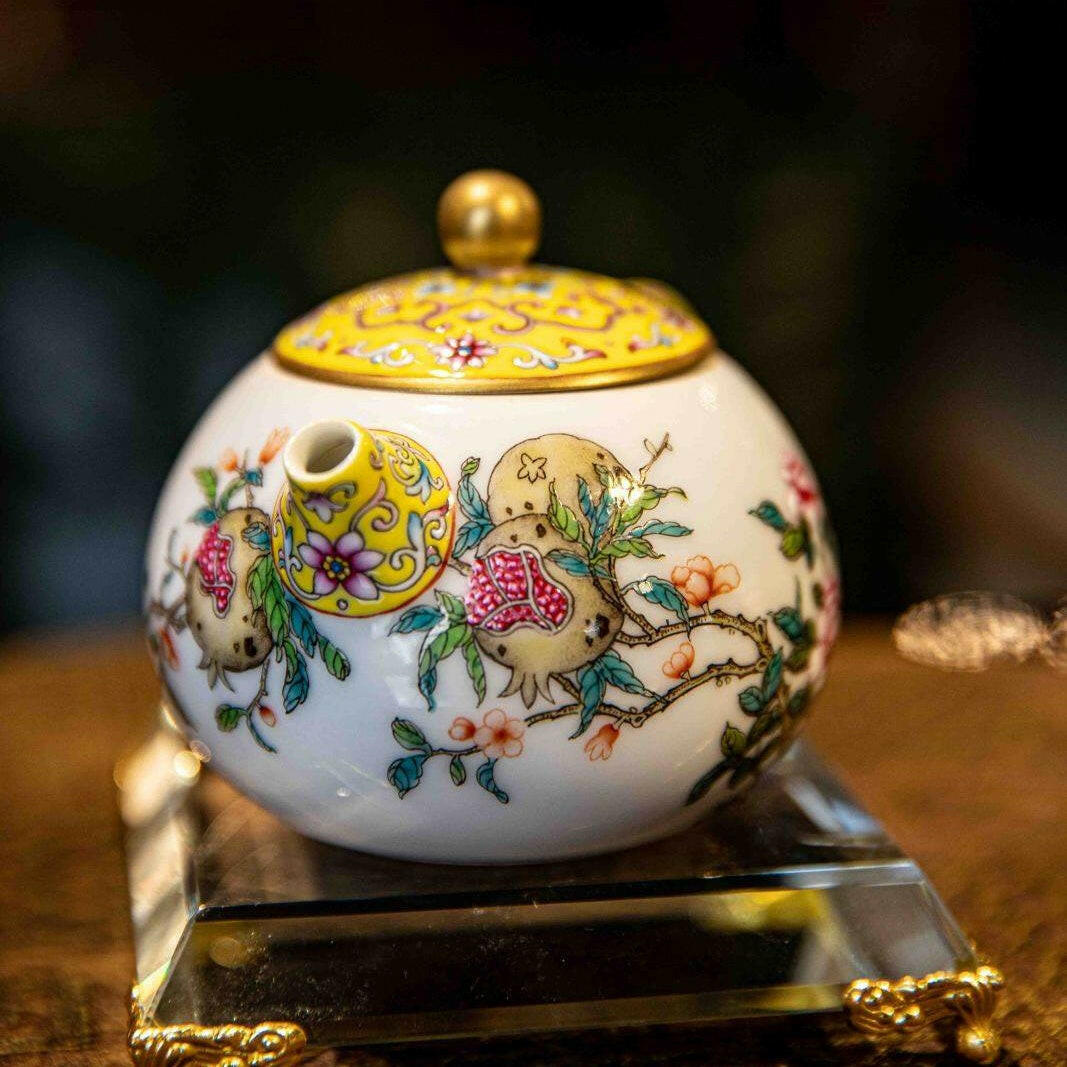 石榴西施壶– 景德镇手绘瓷壶175毫升– Jiangnan Sourcing