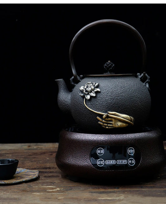 إبريق شاي من الحديد المصبوب بشكل يد بوذا مع زهرة اللوتس