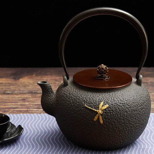 إبريق شاي من الحديد الزهر على شكل اليعسوب الياباني