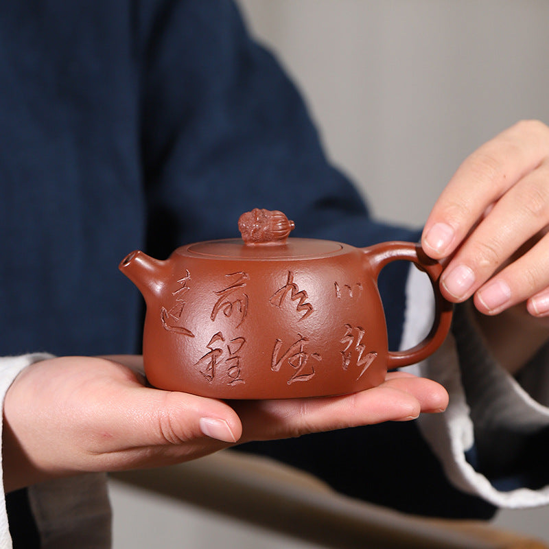 手作り宜興紫砂平底徳中急須 – 書道版 – Jiangnan Sourcing